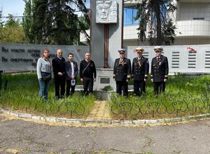 Возложение цветов к памятнику речникам завода "Красный Дон"